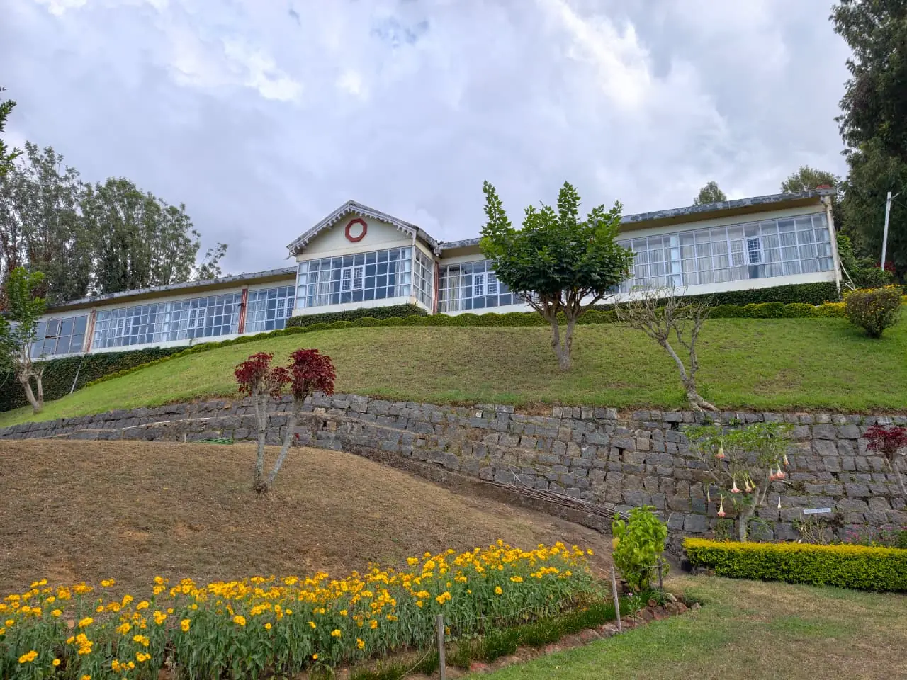 A hillside stay with a flower garden in Kalhatti, Ooty